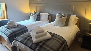 A double bed with a headboard, two bedside tables, and a window with curtains. - Modern, Stylish Flat on Baker Street — 5 mins walk to Stirling Castle (Stirling)