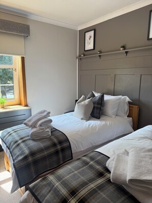 2 室のベッドルーム、セーフティボックス (室内)、デスク、アイロン / アイロン台