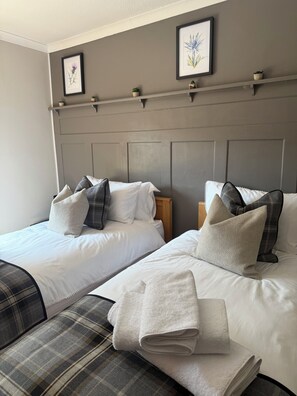 2 bedrooms, in-room safe, desk, iron/ironing board