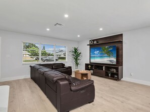 Smart-TV, Tischtennisplatte, Arbeitsbereiche