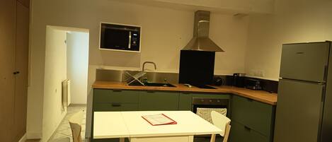 Kühlschrank, Mikrowelle, Ofen, Herdplatte