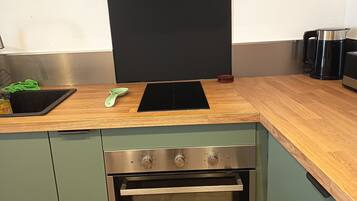 Micro-ondes, four, plaque de cuisson