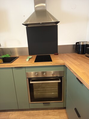 Een magnetron, een oven, een kookplaat
