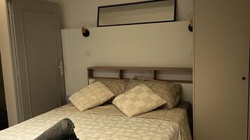 1 slaapkamer, een strijkplank/strijkijzer, wifi, beddengoed