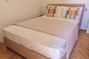 2 bedrooms, iron/ironing board, WiFi, bed sheets