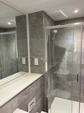 Shower - Joyful Fantastic Riverview Duplex 2 Bed En-suite (Salford)
