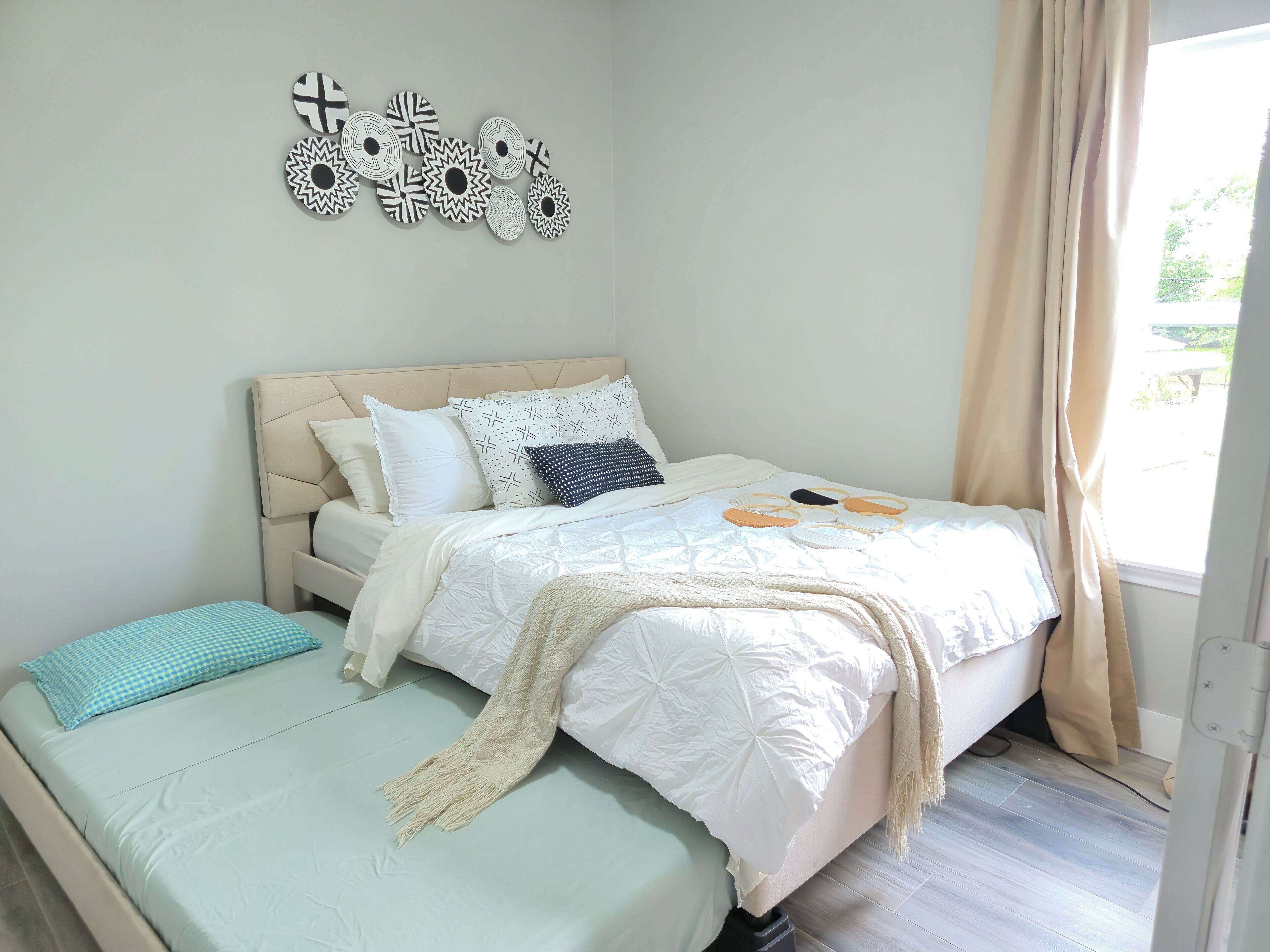 3 bedrooms, desk, iron/ironing board, travel crib
