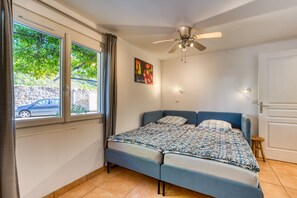 2 habitaciones, tabla de planchar con plancha, wifi y ropa de cama 