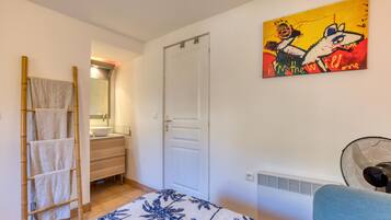 2 habitaciones, tabla de planchar con plancha, wifi y ropa de cama