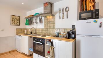 Frigorifero, microonde, forno, piano cottura