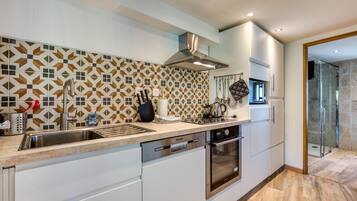 Frigorifero, microonde, forno, piano cottura