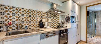 Gîte de la riviere, beautiful village house (with artist studio)