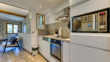 Frigorifero, microonde, forno, piano cottura