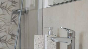 Dusj, hårføner, bidé og håndklær