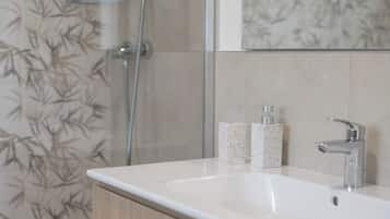 Dusche, Haartrockner, Bidet, Handtücher