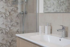 Douche, sèche-cheveux, bidet, serviettes fournies