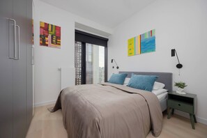 1 habitación, escritorio, tabla de planchar con plancha y cuna de viaje 