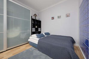 Schreibtisch, Bügeleisen/Bügelbrett, Reisekinderbett, WLAN