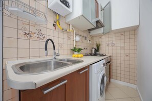 Frigorífico, microondas, horno y placa de cocina