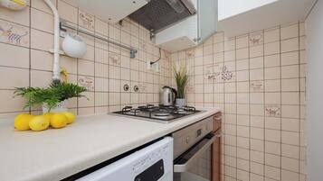 Frigorífico, microondas, horno y placa de cocina