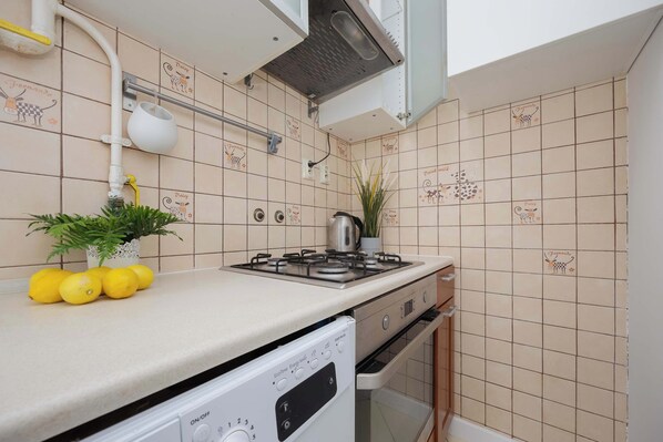Frigorífico, microondas, horno y placa de cocina