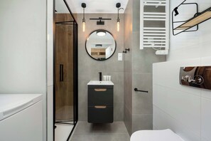 Douche, sèche-cheveux, serviettes fournies