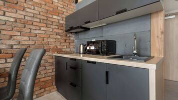 Jääkaappi, mikroaaltouuni, liesi, astianpesukone