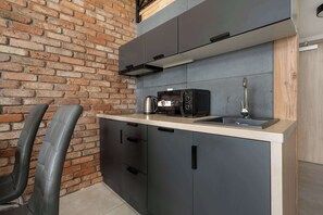 Réfrigérateur, micro-ondes, plaque de cuisson, lave-vaisselle