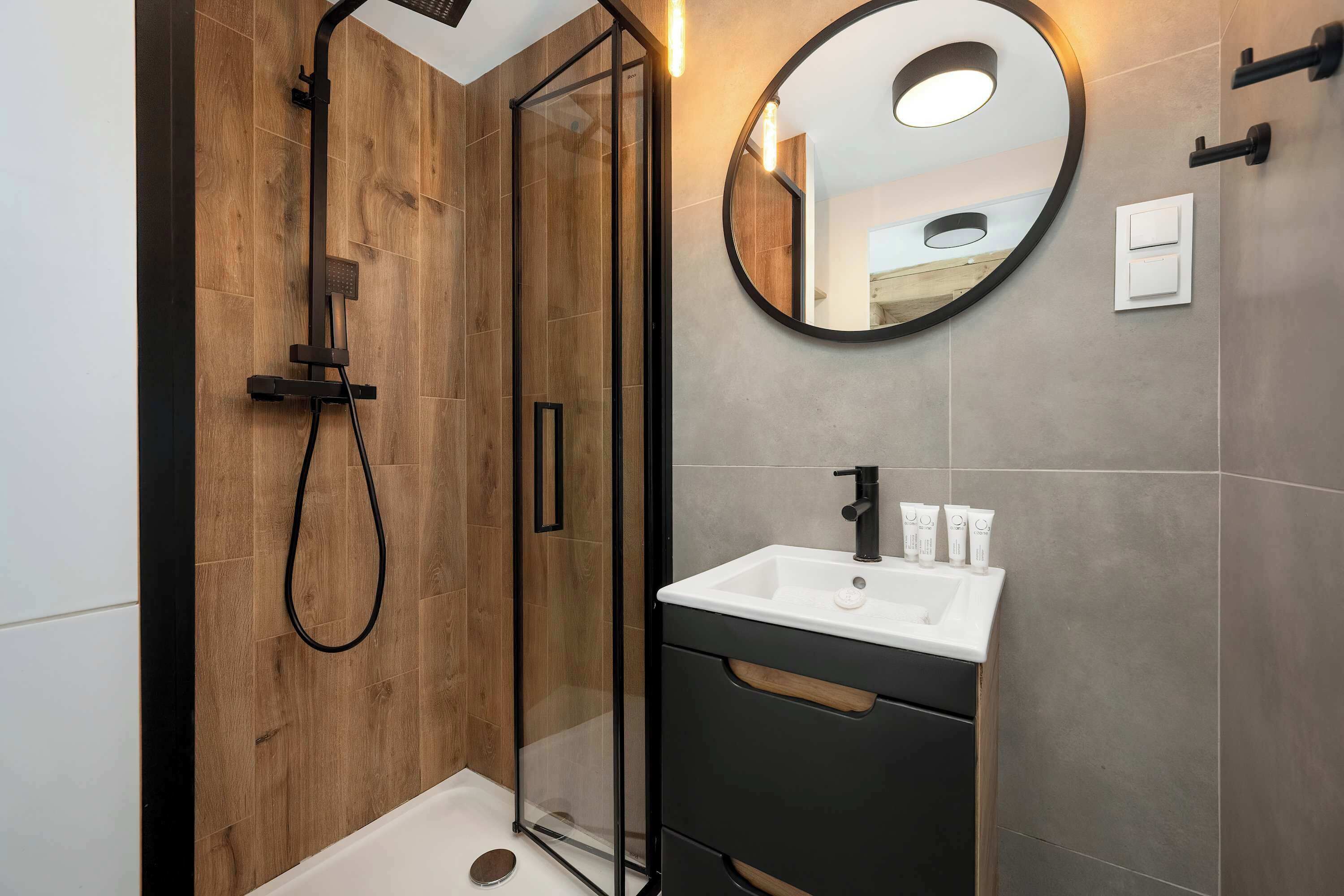Shower, hair dryer, towels, shampoo