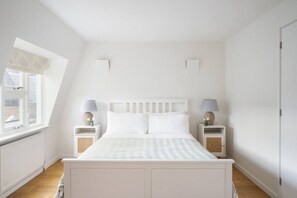 Een bureau, een strijkplank/strijkijzer, wifi, beddengoed