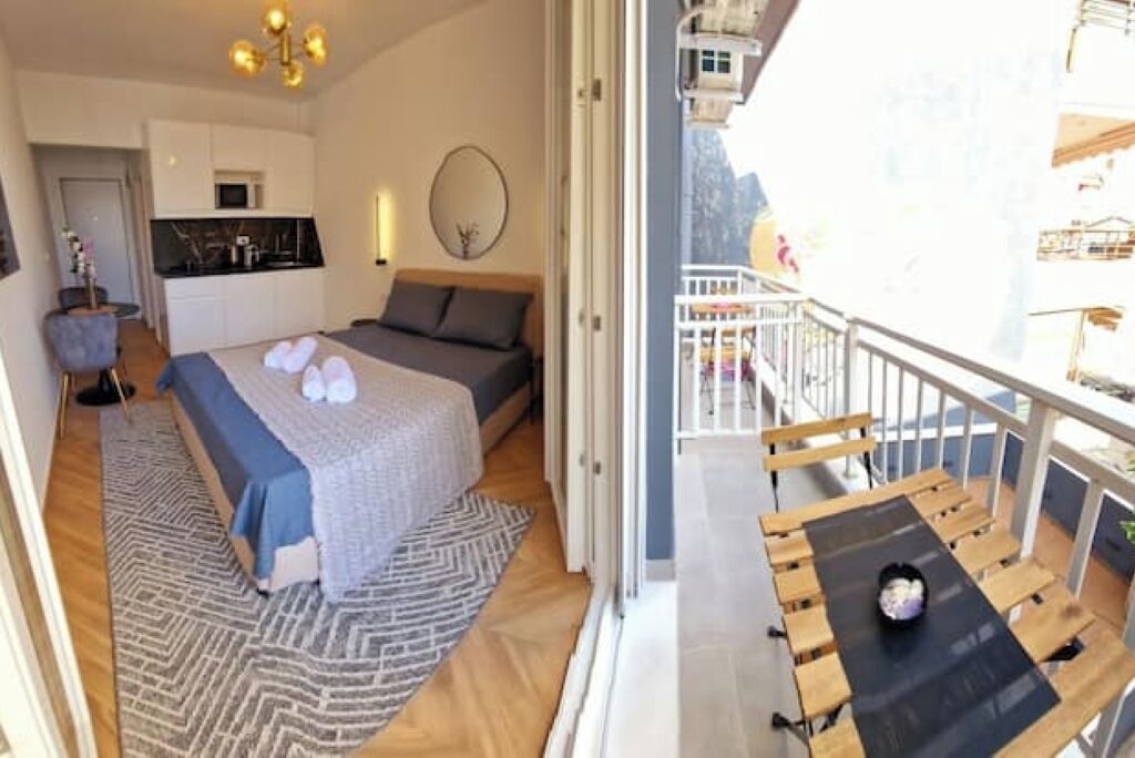 Tabla de planchar con plancha, wifi y ropa de cama 