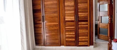 3 bedrooms, iron/ironing board, internet, bed sheets