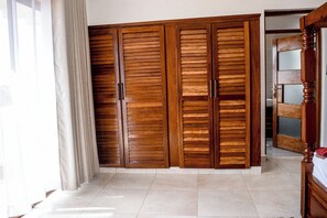 3 habitaciones, tabla de planchar con plancha, internet y ropa de cama 