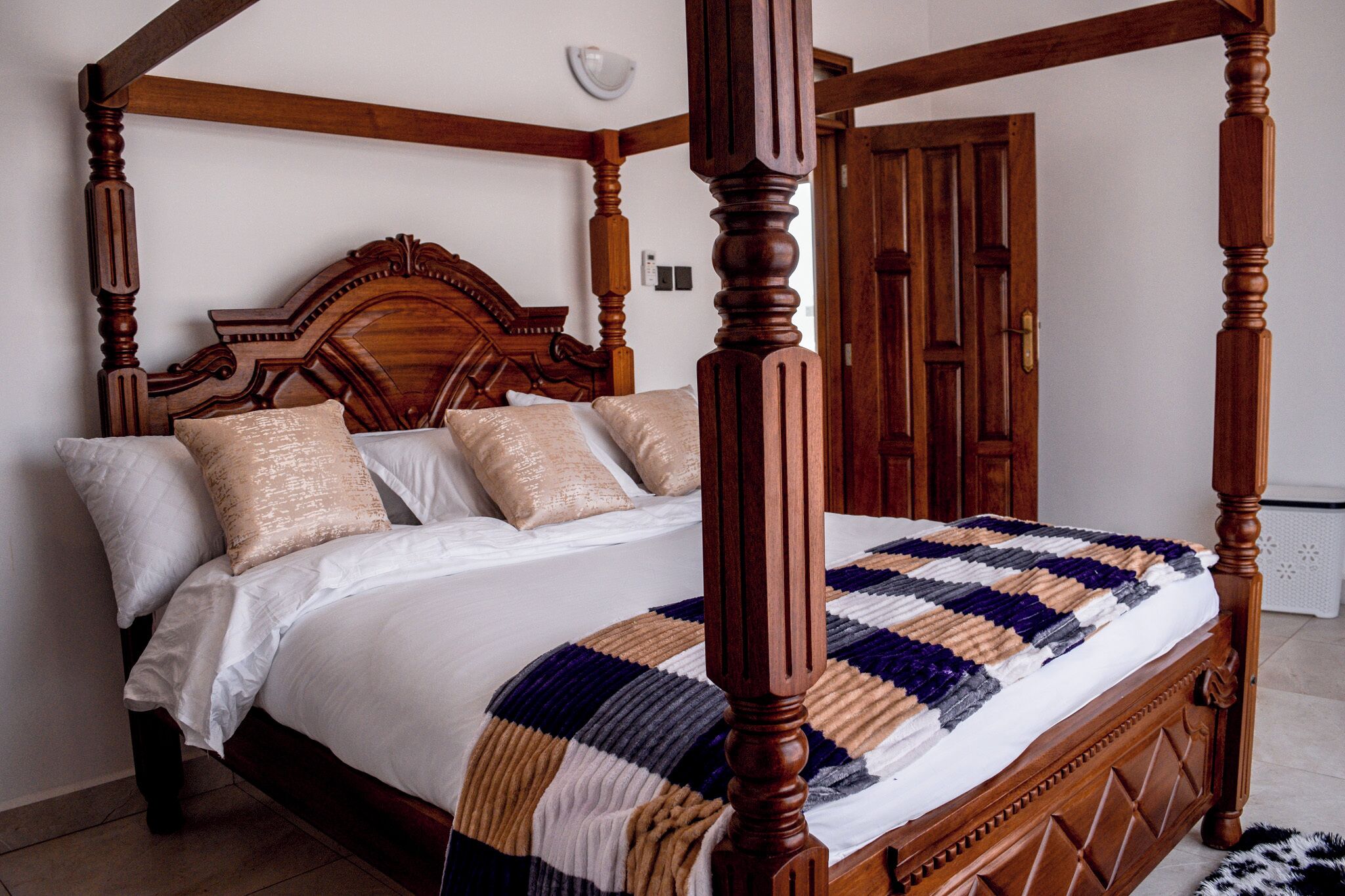 3 bedrooms, iron/ironing board, internet, bed sheets