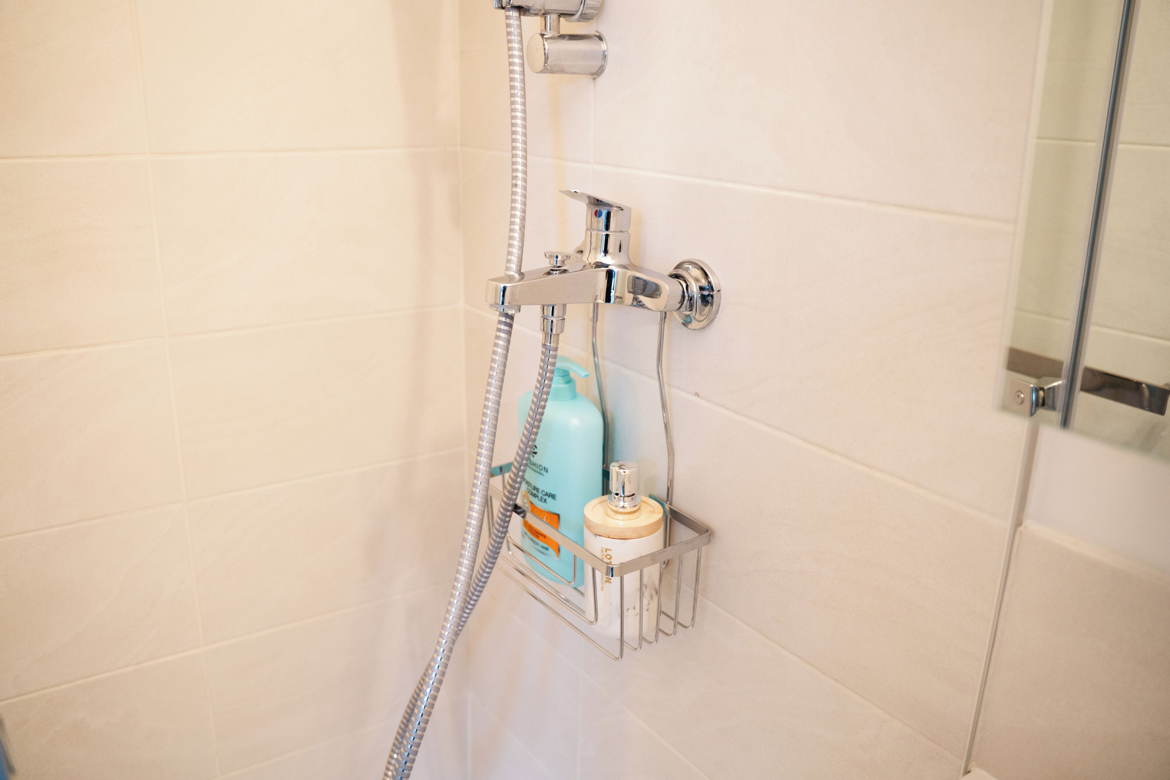 Een douche, een haardroger, handdoeken, zeep