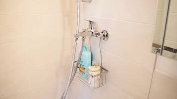 Een douche, een haardroger, handdoeken, zeep