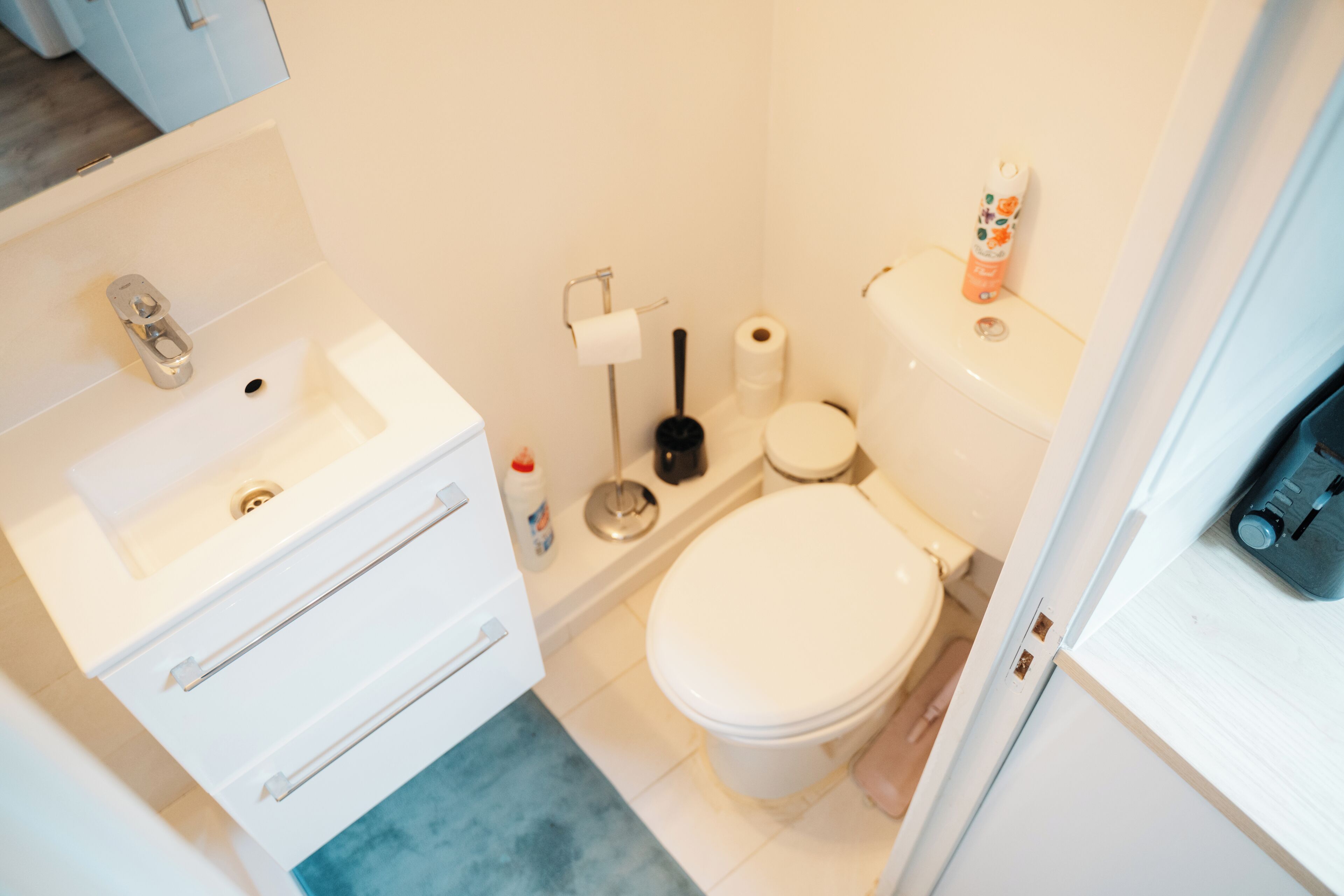 Douche, sèche-cheveux, serviettes fournies, savon