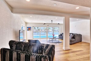 Interior - ☀Saltwater Pool🐠Fishing Dock🐶Dog Allowed🌞Parrots Cove🏠Single Family Home (St. Pete Beach)