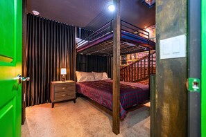 5 bedrooms, iron/ironing board, WiFi, bed sheets