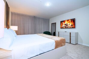 5 bedrooms, iron/ironing board, WiFi, bed sheets - Upstay Family Fun 5BR Retreat w Pool & Games Room (Clermont)