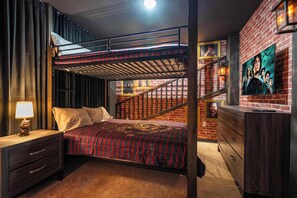 5 bedrooms, iron/ironing board, WiFi, bed sheets