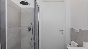 Dusche, Haartrockner, Bidet, Handtücher