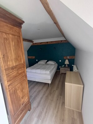 2 bedrooms, iron/ironing board, internet, bed sheets