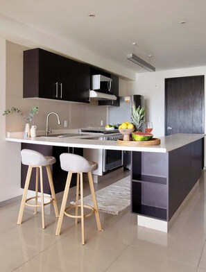 Fridge, microwave, oven, stovetop - Modern & Comfy Apartment near Español Hospital (Mexico City)