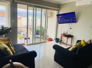 Living area - 1 Bedroom Mountain Retreat New Kingston (Kingston)