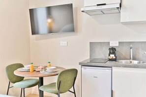 Fridge, stovetop, coffee/tea maker, cookware/dishes/utensils