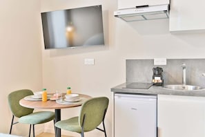 Refrigerador, parrilla de estufa y cafetera y tetera