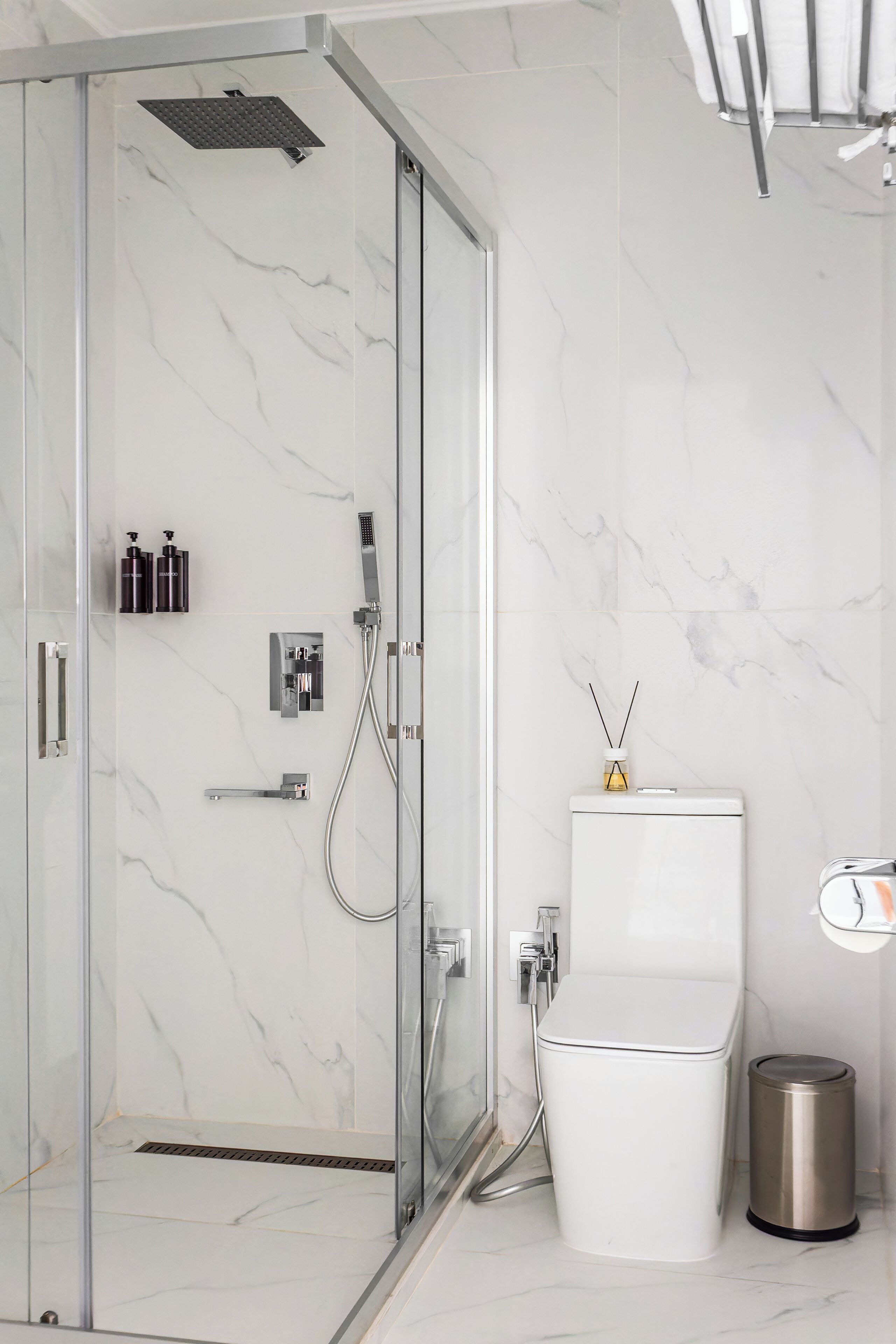 Shower, hair dryer, slippers, bidet