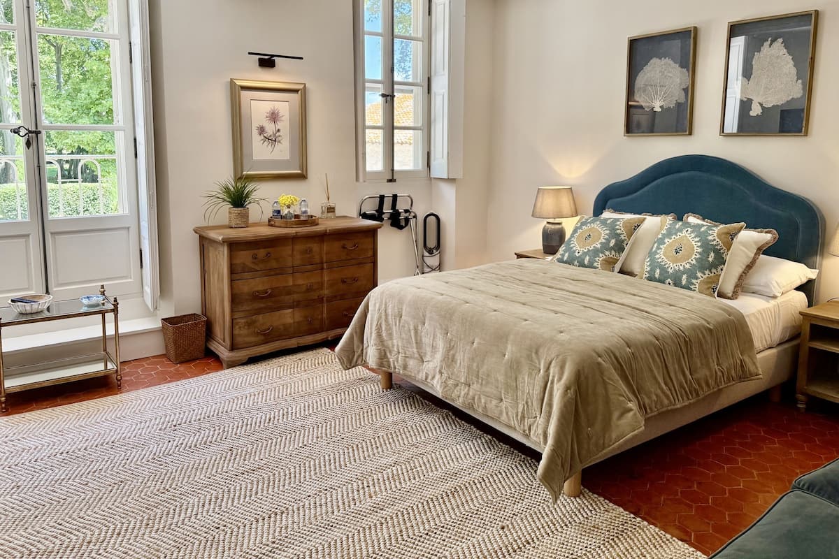 Premium bedding, in-room safe, individually decorated