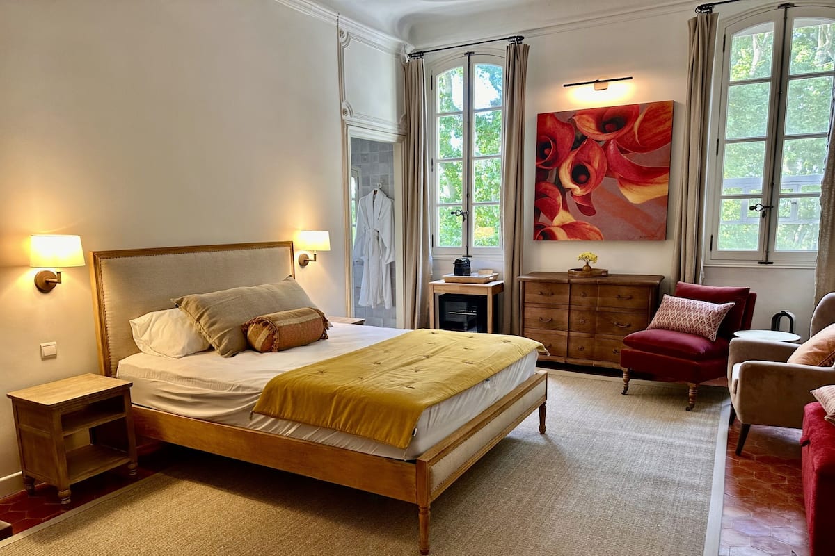 Premium bedding, in-room safe, individually decorated